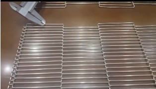 AISI304 Döndürme Eğrisi Zinciri Hasır Konveyör Bant Metal Çelik Tel Bant Soğutma Gıdaları İçin